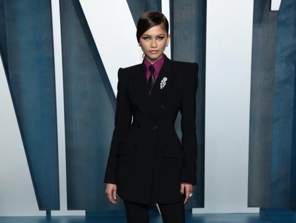 Zendaya in a suit and necktie at the 2022 Vanity Fair Oscar Party. 