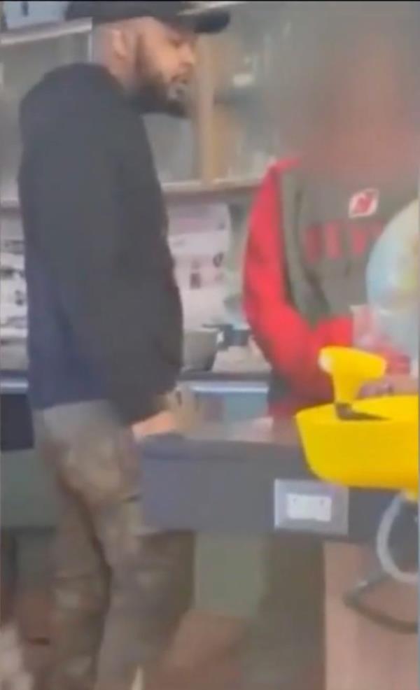 Aaron Thomas is seen co<em></em>nfronting the teenage boy.