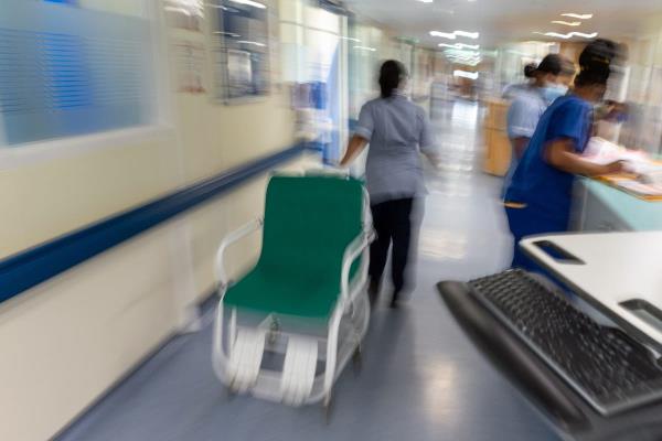 顶级医生警告说，“数千人”可能死于NHS冬季危机