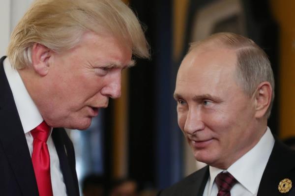 Do<em></em>nald Trump chats with Russia's President Vladimir Putin in 2017.