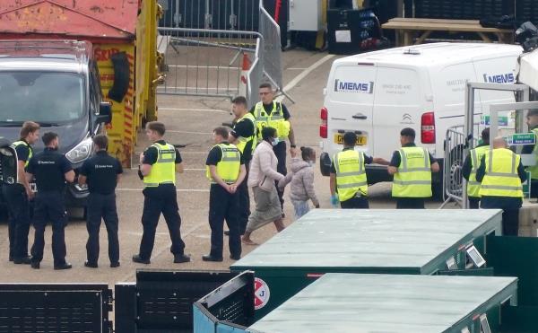 想要申请英国庇护的厄立特里亚年轻女子在加莱海滩被发现死亡