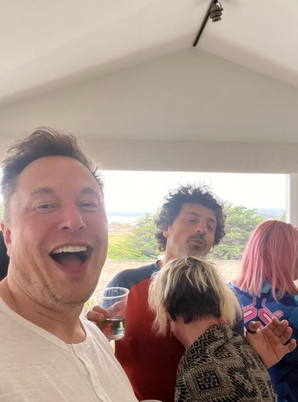 Rumors of Musk and Shanahan havin<em></em>g an affair are bogus, says Musk, even sharing a photo of both of them recently together at a party.