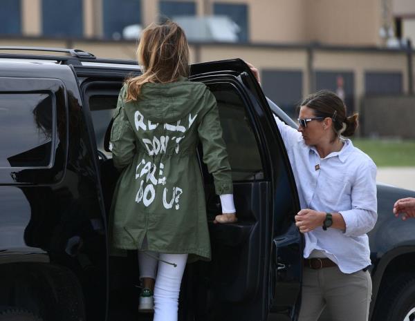 US First Lady Melania Trump departs Andrews Air Rorce ba<em></em>se in Maryland June 21, 2018 wearing a jacket emblazo<em></em>ned with the words 