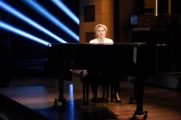 Kate McKinnon as Hillary Clinton, sitting at a piano and singing 'Hallelujah' during a Saturday Night Live sketch