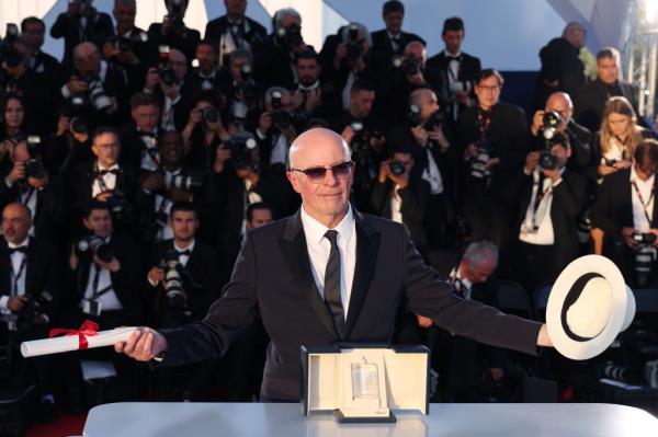 Jacques Audiard poses with the 'Jury Prize' Award for “Emilia Perez.”</p>

<p>　　