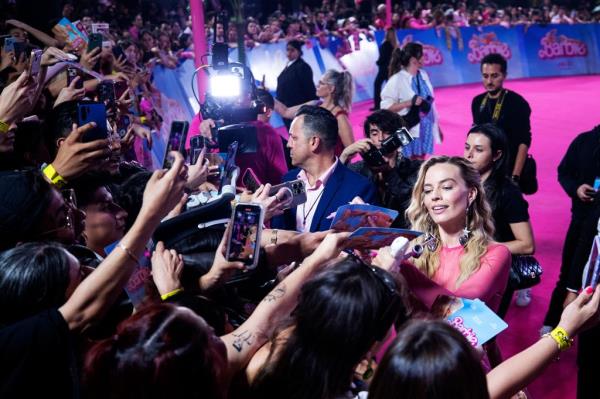 Margot Robbie in front of a crowd. 