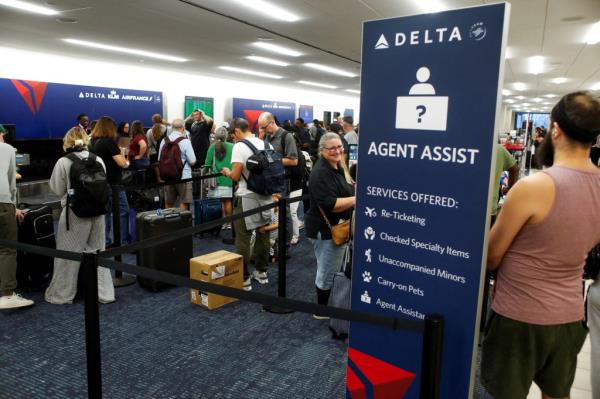 Delta kiosk wait line
