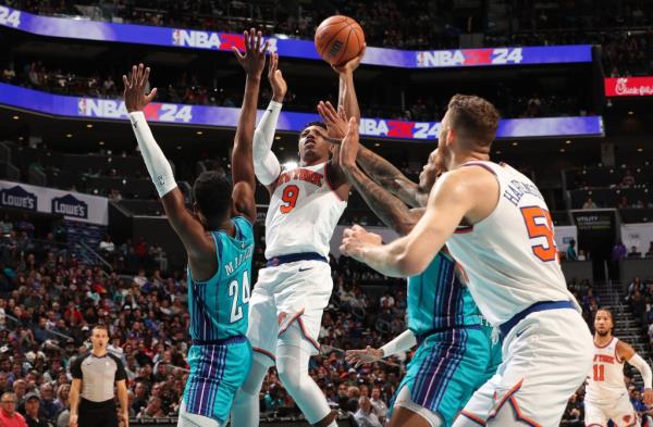 RJ Barrett puts up a floater in traffic during the Knicks' win. 