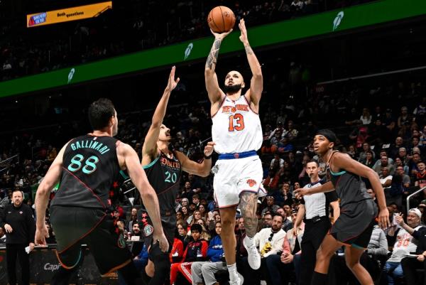 Evan Fournier, who is now battling ankle inflammation, puts up a shot during the Knicks' win over the Wizards. 