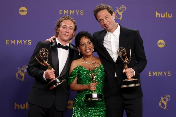 Ebon Moss-Bachrach, Liza co<em></em>lon-Zayas and Jeremy Allen White holding trophies