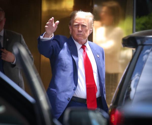 Do<em></em>nald Trump leaves Trump Tower in New York