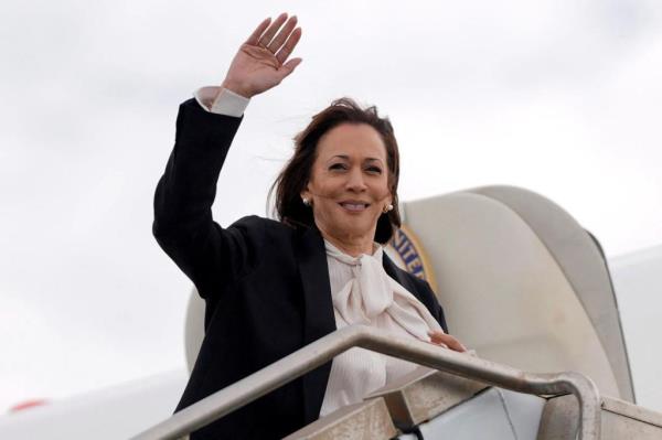 卡玛拉·哈里斯(Kamala Harris)被重新塑造为中间派民主党人，但激进的事实显而易见
