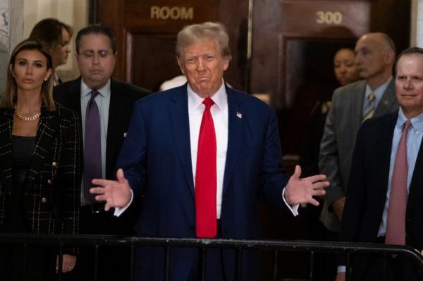 Do<em></em>nald Trump outside the courtroom.