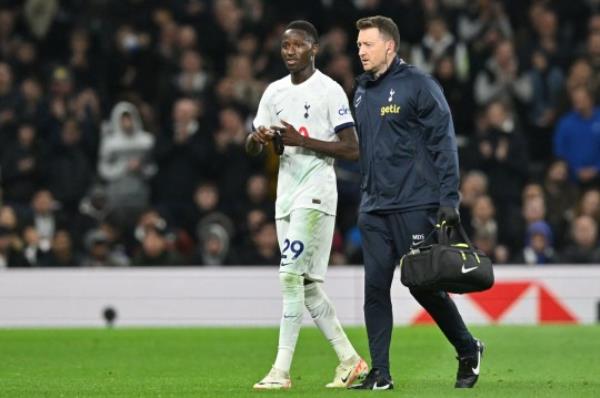 Tottenham Hotspur's Senegalese midfielder Pape Matar Sarr leaves the game havin<em></em>g picked up an injury during the English Premier League football match between Tottenham Hotspur and Fulham