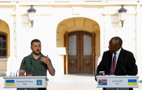 Ukraine's President Volodymyr Zelensky and South African President Cyril Ramaphosa attend a joint press co<em></em>nference with other African leaders