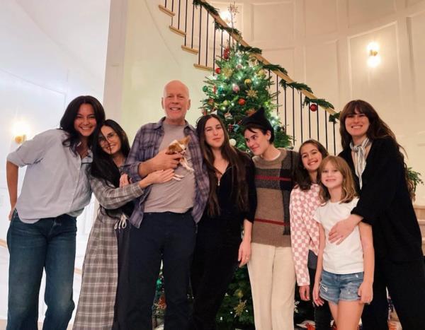 Bruce Willis with all his daughters and two ex wives. 