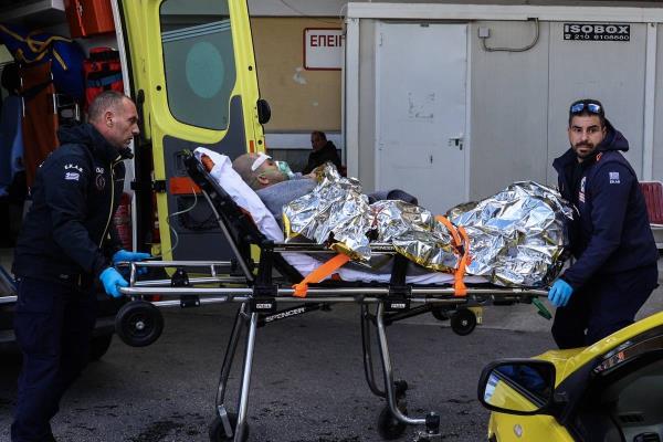一艘船在希腊岛沉没，13人失踪，搜救工作正在进行