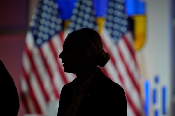 Secret Service agent standing on stage before Do<em></em>nald Trump speaks at the Natio<em></em>nal Association of Black Journalists convention