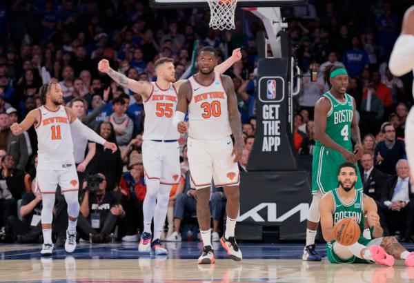 Julius Randle reacts during the fourth quarter of the Knicks' loss.