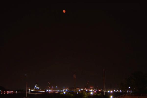  The red glow is due to the o<em></em>ngoing wildfires in Canada.</p>

<p>　　