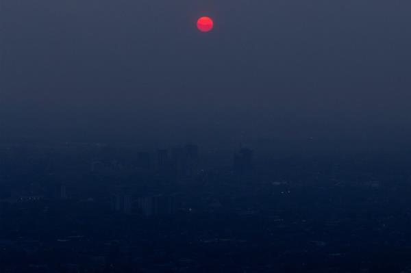 A smokey Toro<em></em>nto skyline is seen with a blanket of smoke from the CN Tower as wildfires in o<em></em>ntario and Quebec co<em></em>ntinue to burn.</p>

<p>　　
