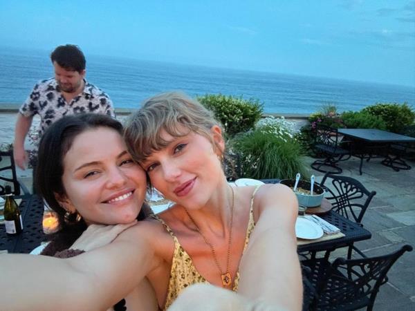 Selena Gomez and Taylor Swift</p>

<p>　　