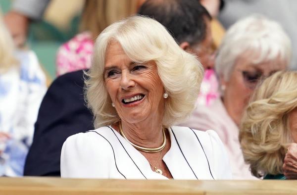 卡米拉女王在温布尔登会见球童和女孩以及前英国第一约翰娜康塔