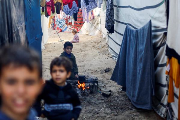 Displaced Palestinians, who fled their houses due to Israeli strikes, shelter in a tent camp, amid the o<em></em>ngoing co<em></em>nflict between Israel and the Palestinian Islamist group Hamas, in Rafah in the southern Gaza Strip, December 26, 2023. 