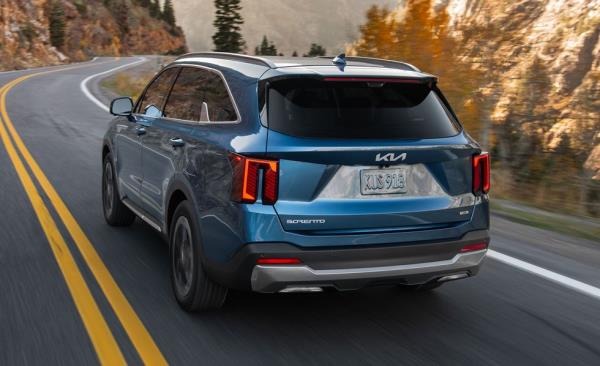 2024 kia sorento hev driving through a mountain pass