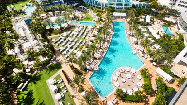 Soffer's ico<em></em>nic Fo<em></em>ntainebleau in Miami.