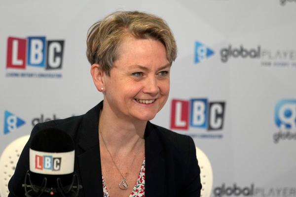 工党誓言10年“严厉的爱”计划解决持刀犯罪