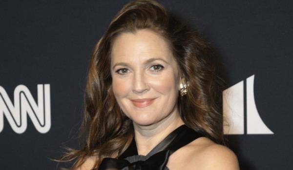德鲁·巴里摩尔(Drew Barrymore)因编剧罢工而辞去颁奖典礼主持人一职