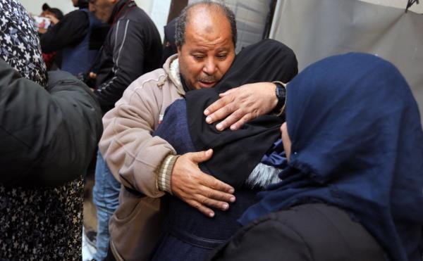 Israeli flares light up Khan Younis, southern Gaza's biggest city wher<em></em>e thousands have fled to and are now fleeing from. 