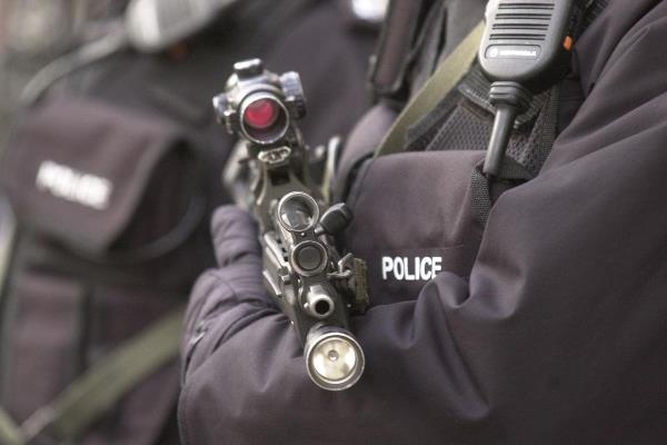 看门狗将调查在哈克尼用水枪撞击13岁男孩的武装警察