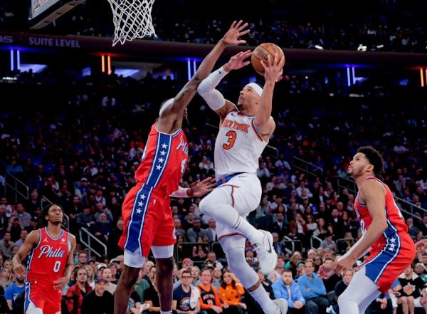 Josh Hart goes up for a layup as Paul Reed defends during the Knicks' win.