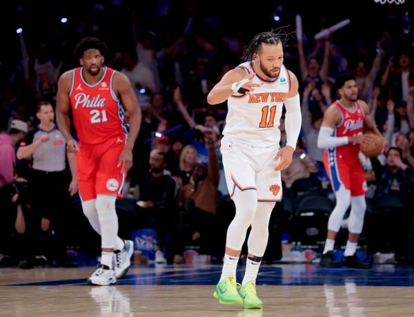 Jalen Brunson celebrates after hitting a 3-pointer during the Knicks' win. 