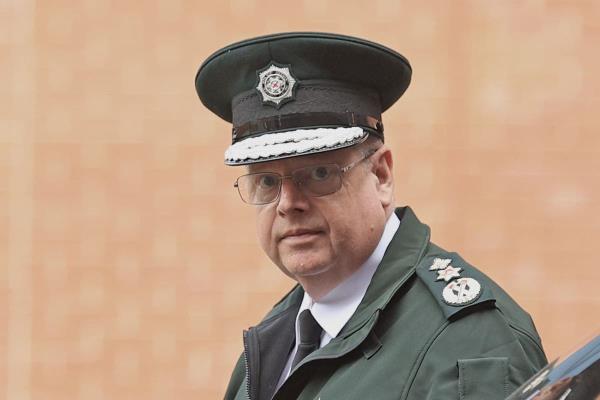 北爱尔兰统一党坚持认为，北爱尔兰警察局局长除了在法院裁决后辞职外别无选择