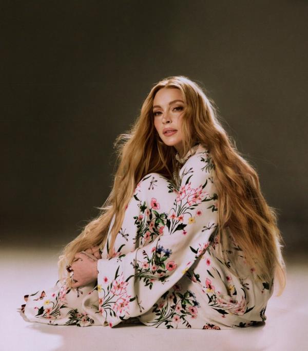 Dress, $4,400 at GiambattistaValli.com;</p>

<p>　　Ring in platinum and 18-k gold with rubellite and diamonds, $78,000 at DavidWebb.com; Wedding rings and bracelet, Lohan’s own