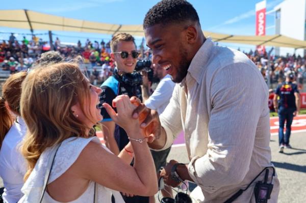 Geri Horner在一次有趣的邂逅中假拳打了Anthony Joshua