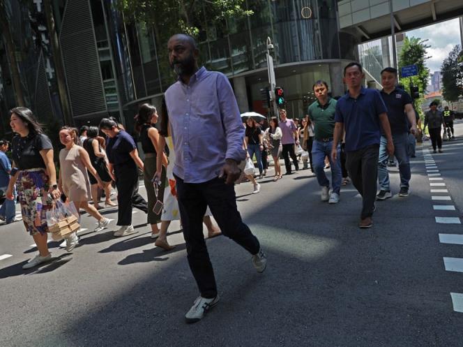 简而言之就是：在欢迎外国人才和缓解新加坡人的担忧之间取得艰难的平衡