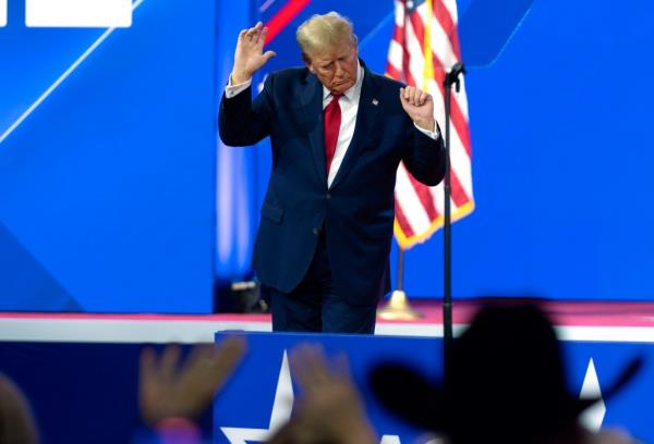 Do<em></em>nald Trump dances at CPAC in 2024.