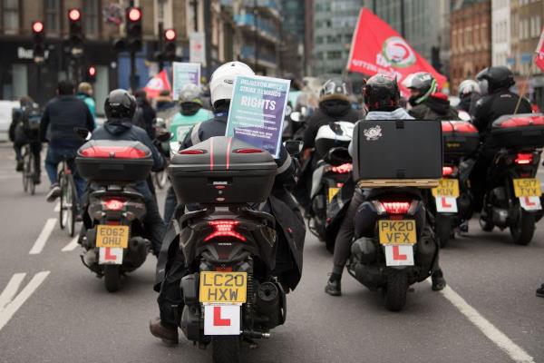 数千名来自Deliveroo和Uber Eats的外卖司机将在情人节举行罢工