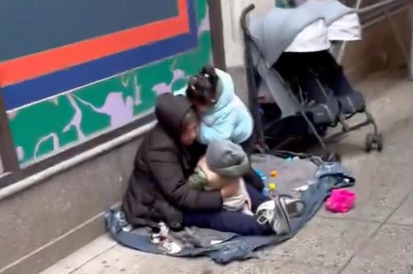 住在乔治·索罗斯纽约办公室外的“移民”无家可归家庭