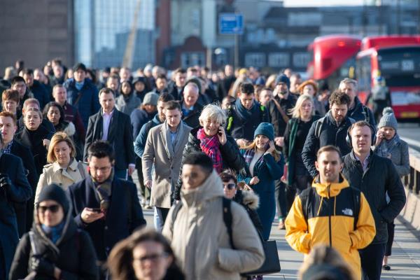 英国人口在十年内增长了400多万，达到最新估计的6760万