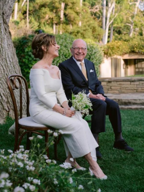 Ms Zhukova met Murdoch at a family event through his third wife, Wendi Deng, last year.</p>

<p>　　