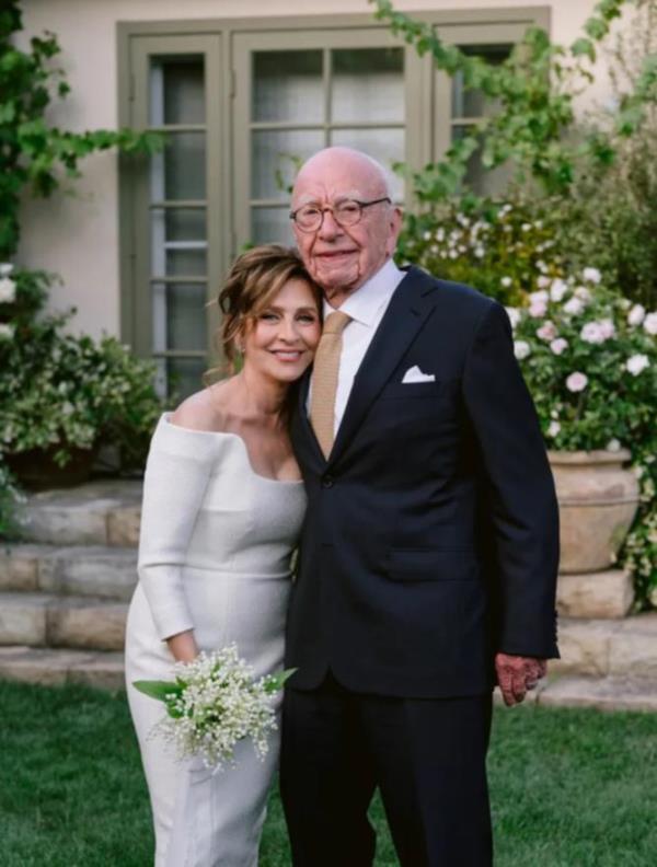 The media tycoon stepped down as chairman of Fox and News Corp in September, with his son Lachlan taking the helm.</p>

<p>　　