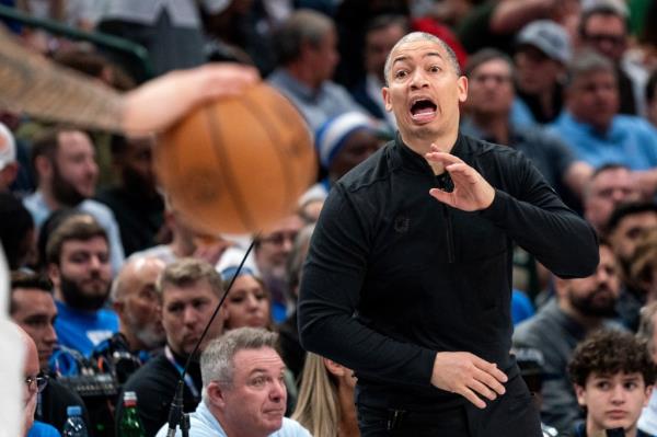 Clippers head coach Tyronn Lue shouts to his players