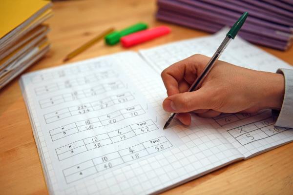 小学生在sat阅读考试中达到“预期标准”的人数下降