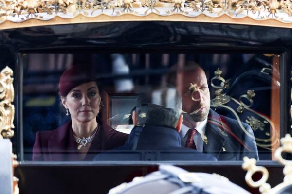 Kate Middleton and Prince William arrive in a carriage at Buckingham Palace