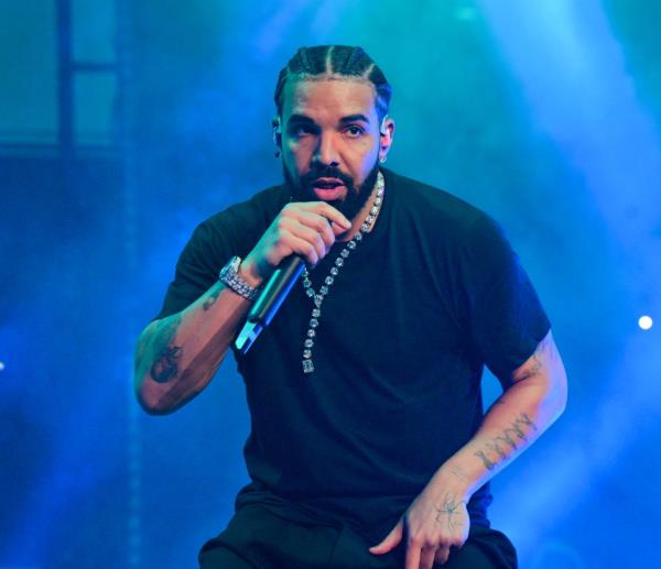 Drake performs o<em></em>nstage during 